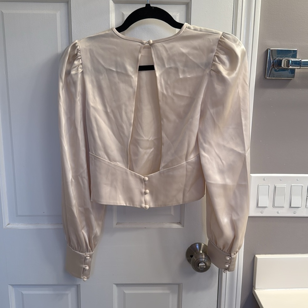 Aritzia Wilfred Besalu Blouse Long Sleeve Open Back Cropped Birch Cream - Picture 3 of 8